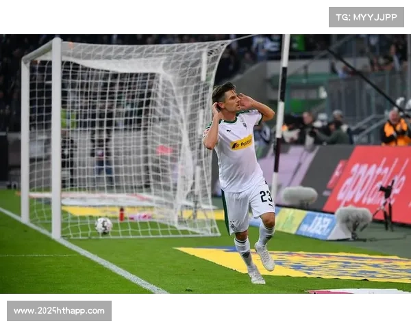 柏林联合主帅鲍姆加特战术务实，长传冲吊与定位球结合显威力